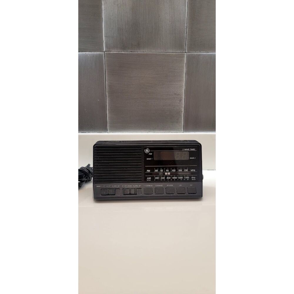 Vintage 80s GE Desk Mantle Alarm and Radio Clock Model 7-4648B Working Perfect